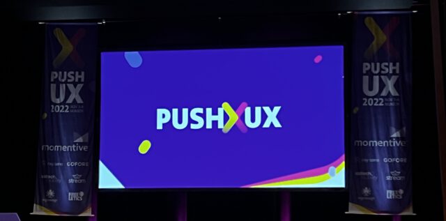 Das PushUX Logo auf dem großen Präsentationsbildschirm